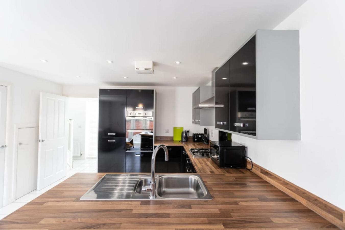 Overdrive Rd - Long Contractors By Shortstayuk Holiday home