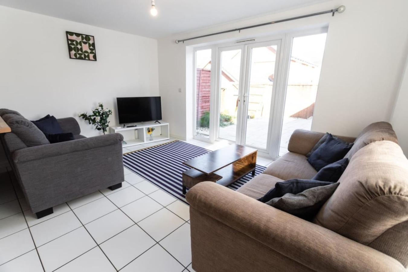Overdrive Rd - Long Contractors By Shortstayuk Holiday home